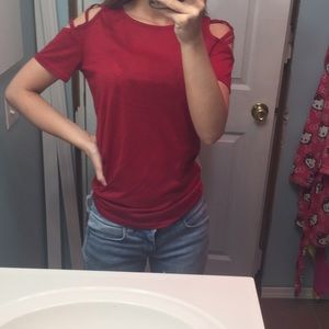 Red shirt sleeve shirt that exposes the shoulders
